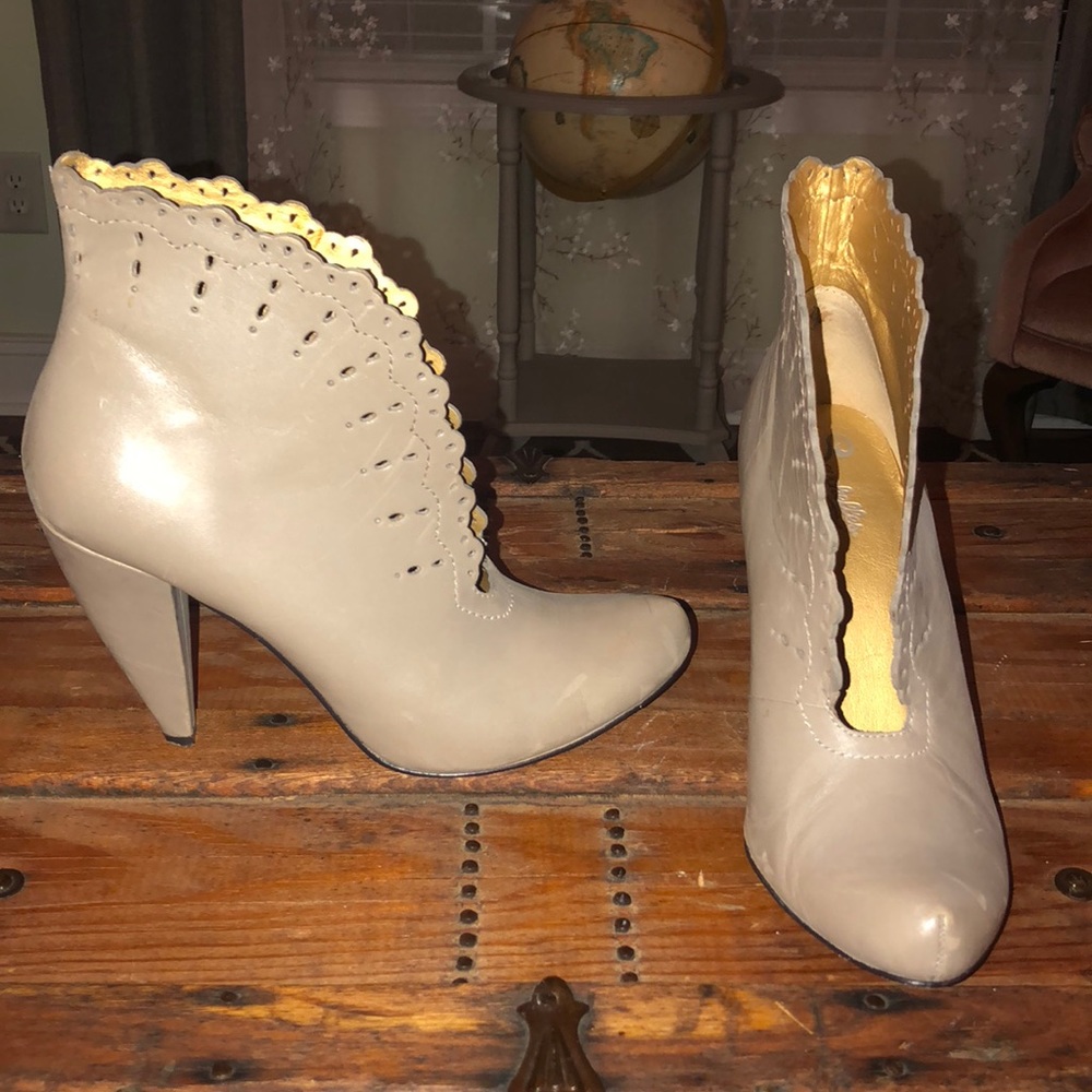 Griege (grey/beige) leather Seychelles Booties